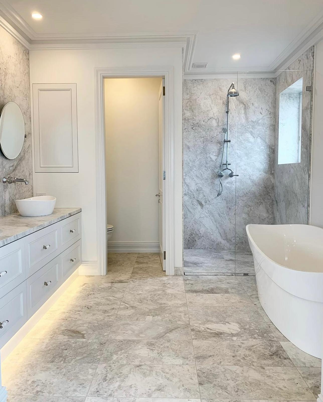Salle de bain en marbre réalisée par VUCERA