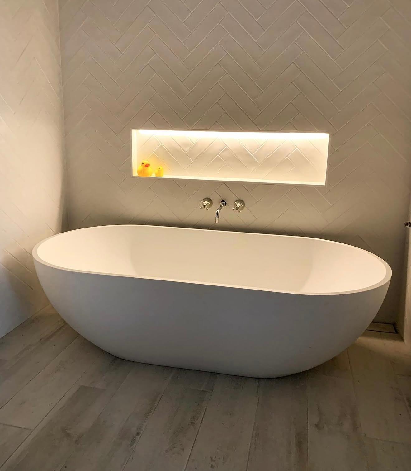 Baignoire îlot et carrelage réalisés par VUCERA