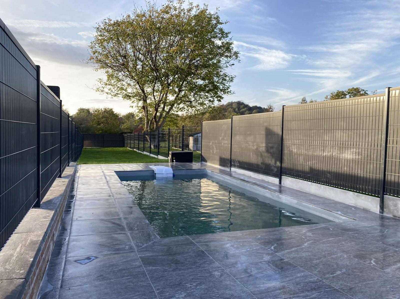 Terrasse et piscine réalisées par VUCERA